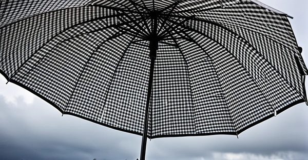 Location parasol décentré pour extérieur : pratique et stylé